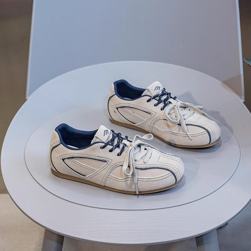 Pantofi sport pentru femei, partea superioară din piele de vită și material textil, talpă din cauciuc, branț EVA și închidere cu șireturi.