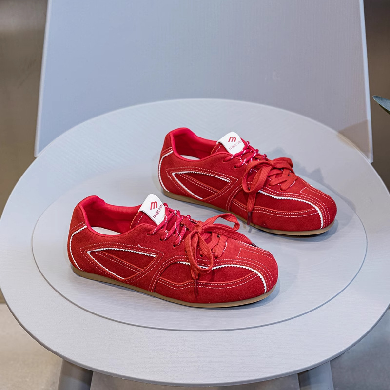 Pantofi sport pentru femei, partea superioară din piele de vită și material textil, talpă din cauciuc, branț EVA și închidere cu șireturi.