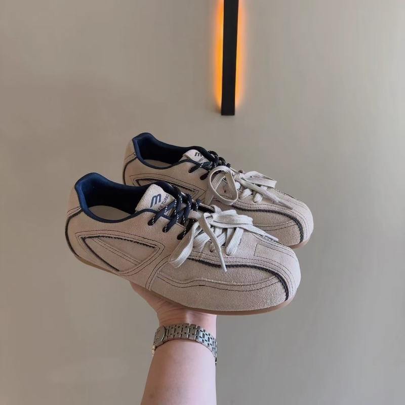 Pantofi sport pentru femei, partea superioară din piele de vită și material textil, talpă din cauciuc, branț EVA și închidere cu șireturi.