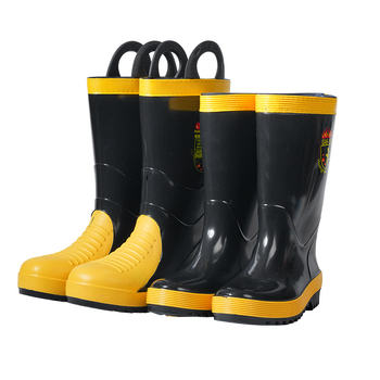Cizme de ploaie de siguranță, partea superioară din PVC, înălțime medie, vârf rotund, toc 3–5 cm, antiderapante și rezistente la uzură.