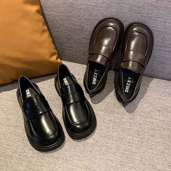 Loafers pentru femei - Exterior microfibră; Talpă din cauciuc; Vârf rotund; Toc gros mic (1-3 cm); Stil vintage