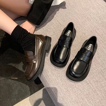 Loafers pentru femei - Exterior microfibră; Talpă din cauciuc; Vârf rotund; Toc gros mic (1-3 cm); Stil vintage