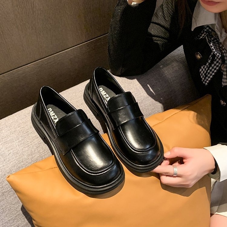 Loafers pentru femei - Exterior microfibră; Talpă din cauciuc; Vârf rotund; Toc gros mic (1-3 cm); Stil vintage