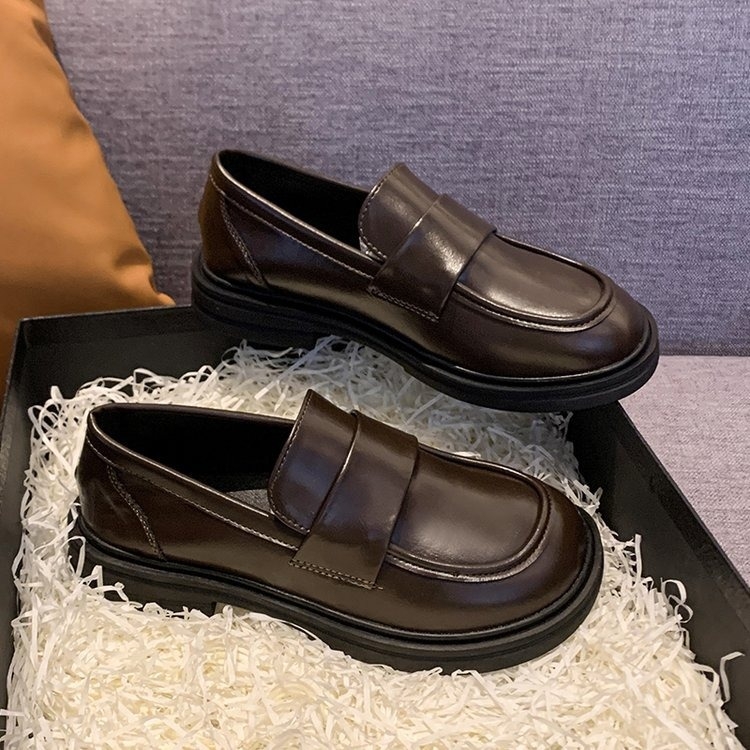 Loafers pentru femei - Exterior microfibră; Talpă din cauciuc; Vârf rotund; Toc gros mic (1-3 cm); Stil vintage