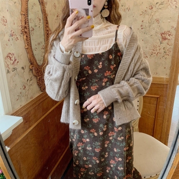 Corduroy lillemustriga kleit, kõrge vöökoht, pikad varrukad ja pikk seelik.