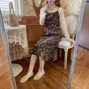 Corduroy lillemustriga kleit, kõrge vöökoht, pikad varrukad ja pikk seelik.