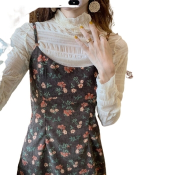 Corduroy lillemustriga kleit, kõrge vöökoht, pikad varrukad ja pikk seelik.