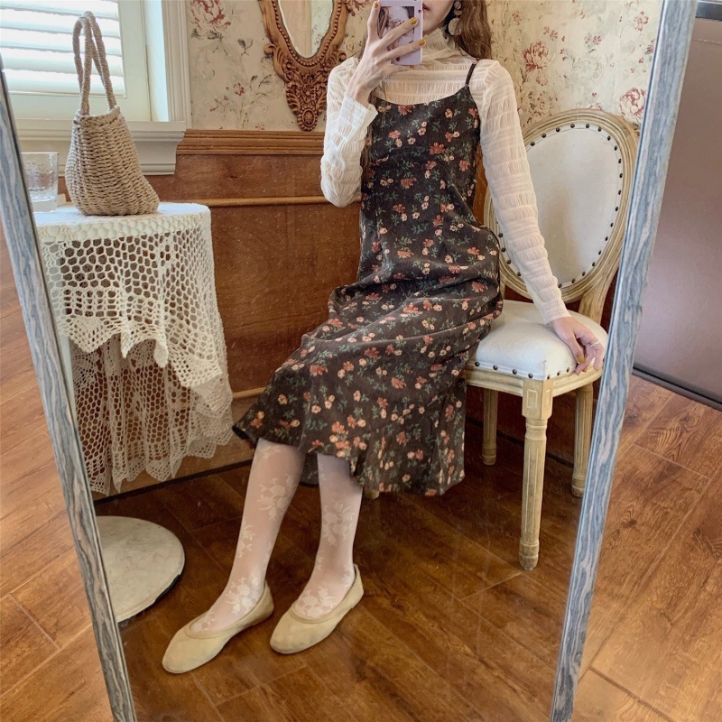 Corduroy lillemustriga kleit, kõrge vöökoht, pikad varrukad ja pikk seelik.