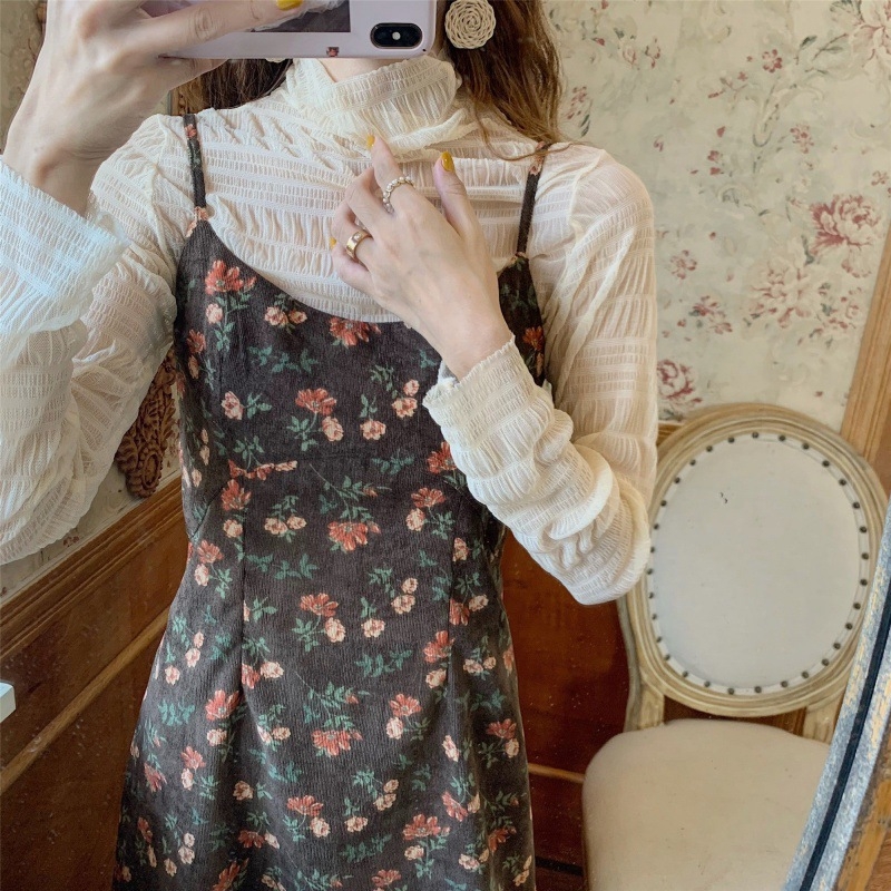 Corduroy lillemustriga kleit, kõrge vöökoht, pikad varrukad ja pikk seelik.