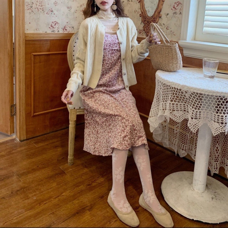 Corduroy lillemustriga kleit, kõrge vöökoht, pikad varrukad ja pikk seelik.