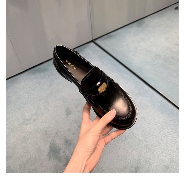 Loafers από δύο στρώσεις γνήσιο δέρμα με χρυσή αγκράφα, στρογγυλή μύτη, φλατ τακούνι, παχιά σόλα από καουτσούκ, εύκολα φοριούνται για γυναίκες