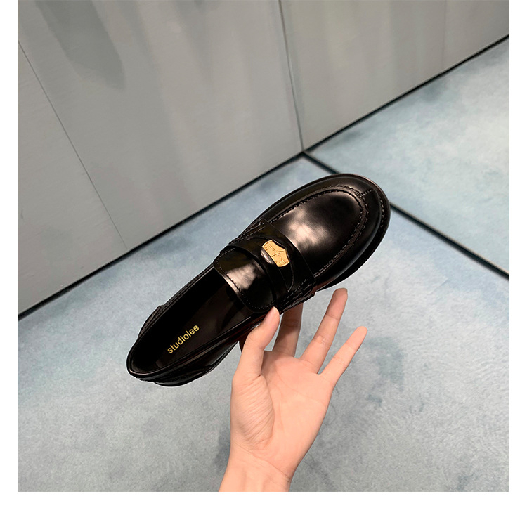 Loafers από δύο στρώσεις γνήσιο δέρμα με χρυσή αγκράφα, στρογγυλή μύτη, φλατ τακούνι, παχιά σόλα από καουτσούκ, εύκολα φοριούνται για γυναίκες