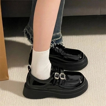 Moterys loaferiai britiško stiliumi – PU oda, apvalus pirštas, žemas platformos kulnas 1–3 cm, PU įdėklas, gumos padas, slip-on