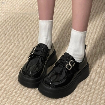 Moterys loaferiai britiško stiliumi – PU oda, apvalus pirštas, žemas platformos kulnas 1–3 cm, PU įdėklas, gumos padas, slip-on