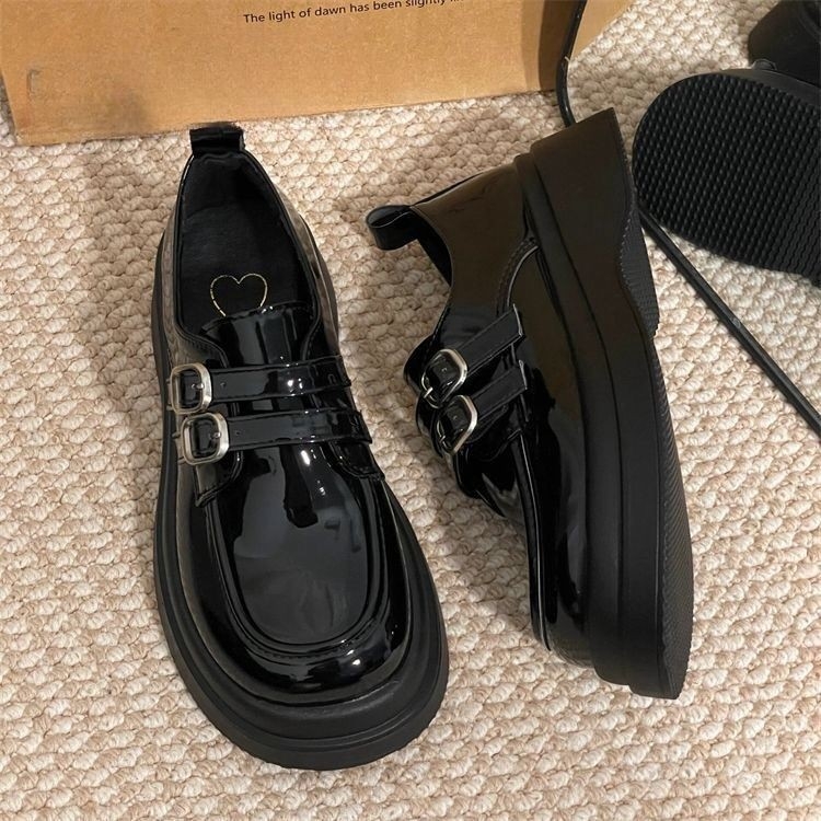 Moterys loaferiai britiško stiliumi – PU oda, apvalus pirštas, žemas platformos kulnas 1–3 cm, PU įdėklas, gumos padas, slip-on