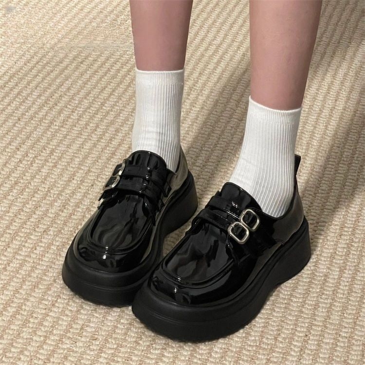 Moterys loaferiai britiško stiliumi – PU oda, apvalus pirštas, žemas platformos kulnas 1–3 cm, PU įdėklas, gumos padas, slip-on