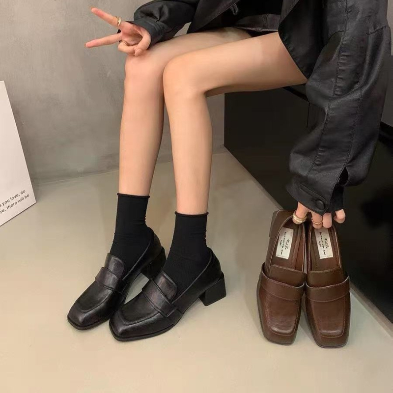 Sieviešu loaferi britu retro stilā, mākslīgā āda, kvadrātveida purngals, platā klinveida papēdis 1–3 cm, slip-on