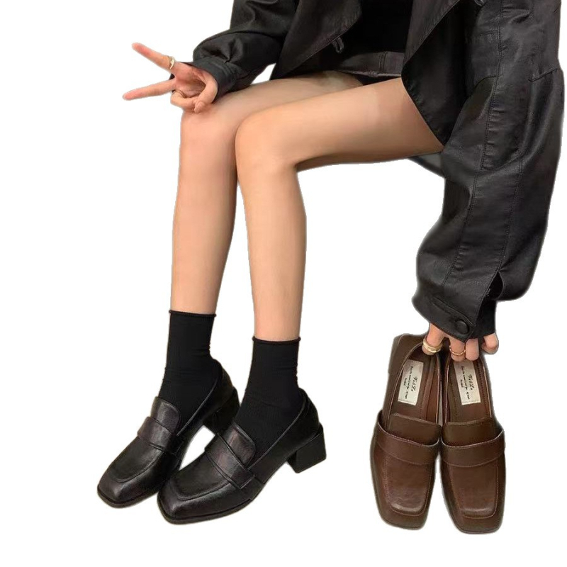 Sieviešu loaferi britu retro stilā, mākslīgā āda, kvadrātveida purngals, platā klinveida papēdis 1–3 cm, slip-on