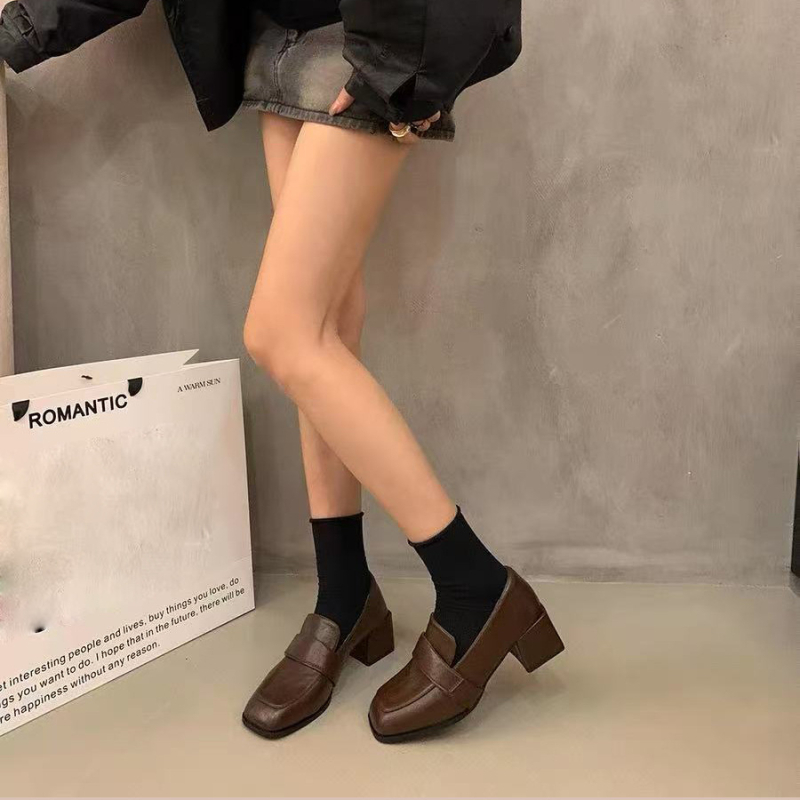 Sieviešu loaferi britu retro stilā, mākslīgā āda, kvadrātveida purngals, platā klinveida papēdis 1–3 cm, slip-on