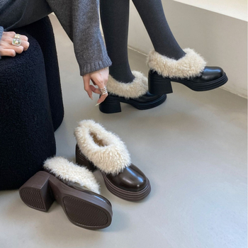 Sieviešu īsās zābaki ar biezu zoli, iekšējais oderējums ar flīsi, kvadrātveida purngals, vidēja ķermeņa papēdis 3–5 cm, virsma no Super fiber materiāla