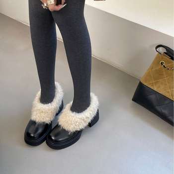 Sieviešu īsās zābaki ar biezu zoli, iekšējais oderējums ar flīsi, kvadrātveida purngals, vidēja ķermeņa papēdis 3–5 cm, virsma no Super fiber materiāla