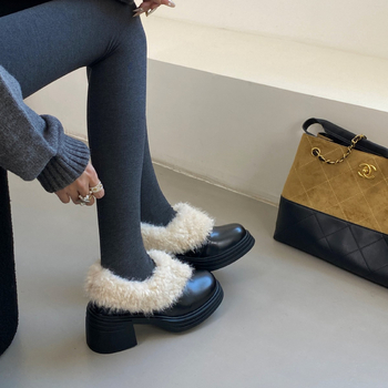 Sieviešu īsās zābaki ar biezu zoli, iekšējais oderējums ar flīsi, kvadrātveida purngals, vidēja ķermeņa papēdis 3–5 cm, virsma no Super fiber materiāla