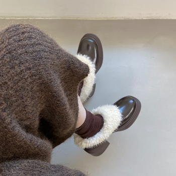 Sieviešu īsās zābaki ar biezu zoli, iekšējais oderējums ar flīsi, kvadrātveida purngals, vidēja ķermeņa papēdis 3–5 cm, virsma no Super fiber materiāla