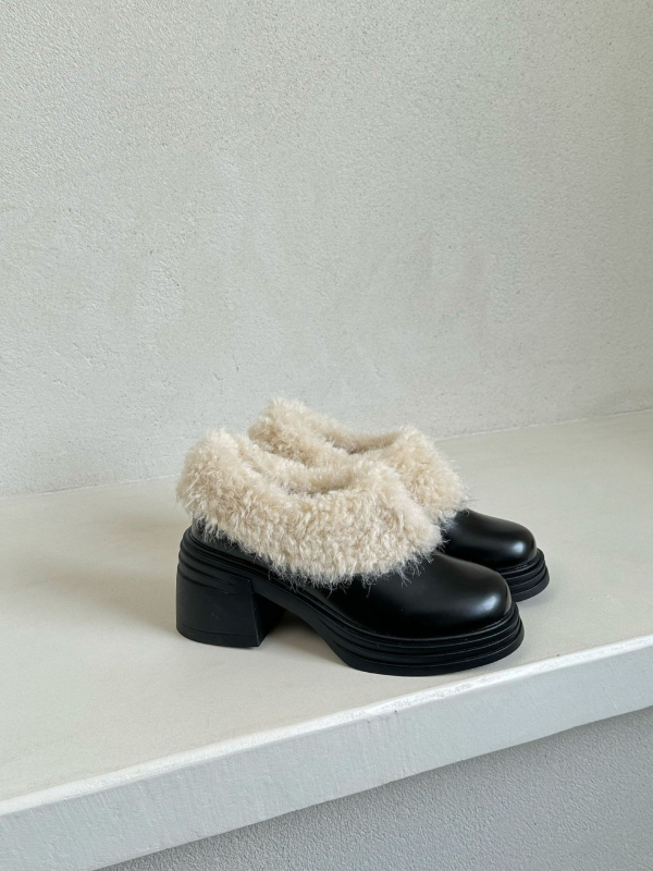 Sieviešu īsās zābaki ar biezu zoli, iekšējais oderējums ar flīsi, kvadrātveida purngals, vidēja ķermeņa papēdis 3–5 cm, virsma no Super fiber materiāla