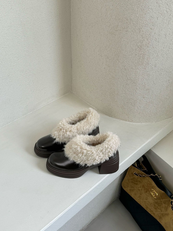 Sieviešu īsās zābaki ar biezu zoli, iekšējais oderējums ar flīsi, kvadrātveida purngals, vidēja ķermeņa papēdis 3–5 cm, virsma no Super fiber materiāla