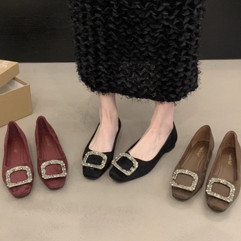 Strasszos Mary Jane cipő, velúr felsőrész, kerek orr, slip-on, alacsony sarok