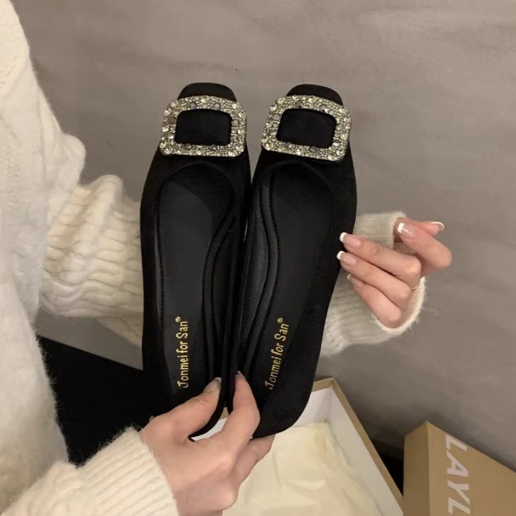 Strasszos Mary Jane cipő, velúr felsőrész, kerek orr, slip-on, alacsony sarok