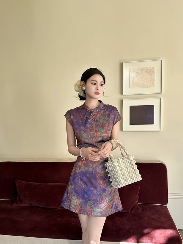 Cheongsam stiilis kleit: pikk seelik, seisev kaelus, lühikesed varrukad, polüesteri kangas.