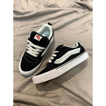 Platformos tornacipő magas szárú, kerek orr, PU felsőrész, gumi talp, légáteresztő