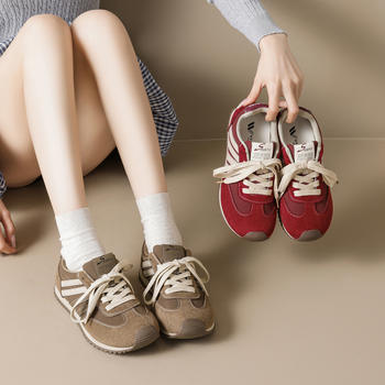 Pantofi sport din piele întoarsă, vârf rotund, închidere cu șireturi, toc mic 1–3 cm, talpă din cauciuc