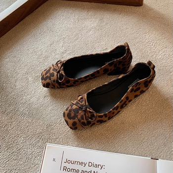 Női lapos cipő leopárd mintával, négyszögletes orrú, velúr felsőrész, alacsony széles sarok, gumitalp