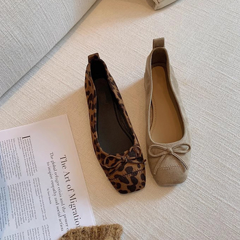 Női lapos cipő leopárd mintával, négyszögletes orrú, velúr felsőrész, alacsony széles sarok, gumitalp
