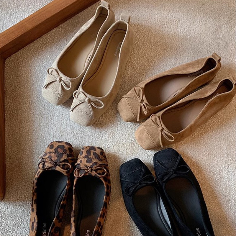 Női lapos cipő leopárd mintával, négyszögletes orrú, velúr felsőrész, alacsony széles sarok, gumitalp