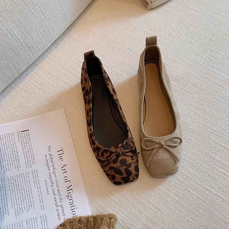 Női lapos cipő leopárd mintával, négyszögletes orrú, velúr felsőrész, alacsony széles sarok, gumitalp