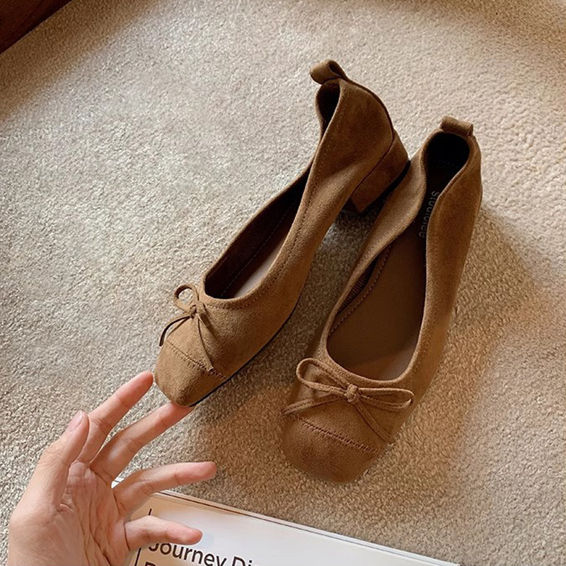 Női lapos cipő leopárd mintával, négyszögletes orrú, velúr felsőrész, alacsony széles sarok, gumitalp