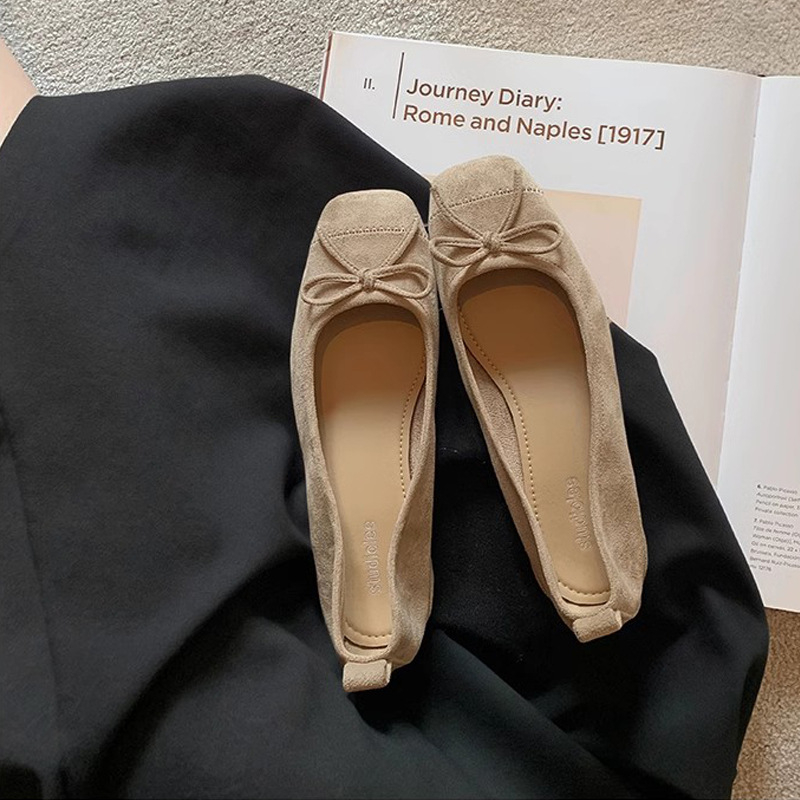 Női lapos cipő leopárd mintával, négyszögletes orrú, velúr felsőrész, alacsony széles sarok, gumitalp