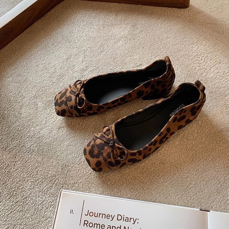 Női lapos cipő leopárd mintával, négyszögletes orrú, velúr felsőrész, alacsony széles sarok, gumitalp