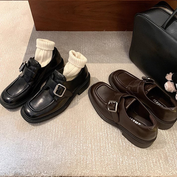 Női négyszögletes orrú csatos loafer, 3–5 cm-es vastag sarokkal; felső microfibéria; bélés disznóbőr; talp gumi