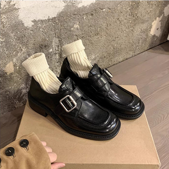 Női négyszögletes orrú csatos loafer, 3–5 cm-es vastag sarokkal; felső microfibéria; bélés disznóbőr; talp gumi