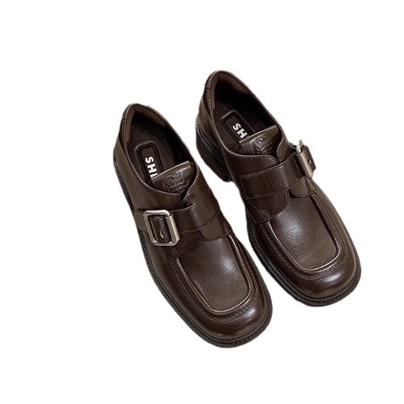 Női négyszögletes orrú csatos loafer, 3–5 cm-es vastag sarokkal; felső microfibéria; bélés disznóbőr; talp gumi