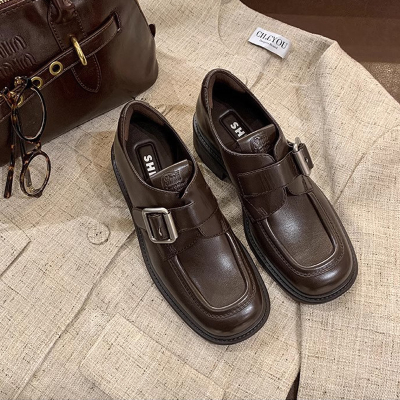 Női négyszögletes orrú csatos loafer, 3–5 cm-es vastag sarokkal; felső microfibéria; bélés disznóbőr; talp gumi
