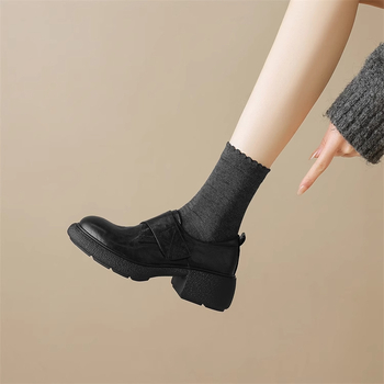Brit stílusú velúr loaferek kerek orrúval, vastag gumitalppal, középmagas sarok (3-5 cm)