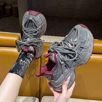 Női dad shoes sportos-kényelmes stílusú cipő vastag talppal; felsőrész: szintetikus rost + háló; talp: gumi; zárás: fűző; orr: kerék.
