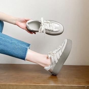 Női platform cipő csipkézett szegéllyel, vastag talppal, két rétegű bőr felsőrész, kerek orr, 3–5 cm középmagas sarka, mikroszálas bélés, fűzős platformcipő