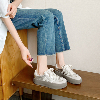 Női platform cipő csipkézett szegéllyel, vastag talppal, két rétegű bőr felsőrész, kerek orr, 3–5 cm középmagas sarka, mikroszálas bélés, fűzős platformcipő