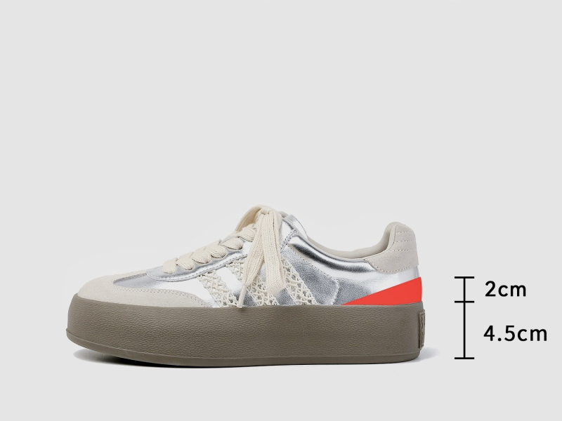 Női platform cipő csipkézett szegéllyel, vastag talppal, két rétegű bőr felsőrész, kerek orr, 3–5 cm középmagas sarka, mikroszálas bélés, fűzős platformcipő